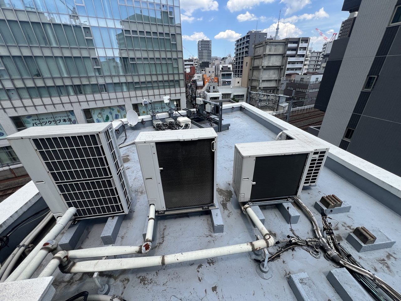屋上に設置された業務用エアコンの室外機